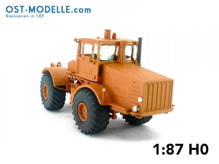 Traktor Kirovets K700 gelborange mit Motorverkleidung